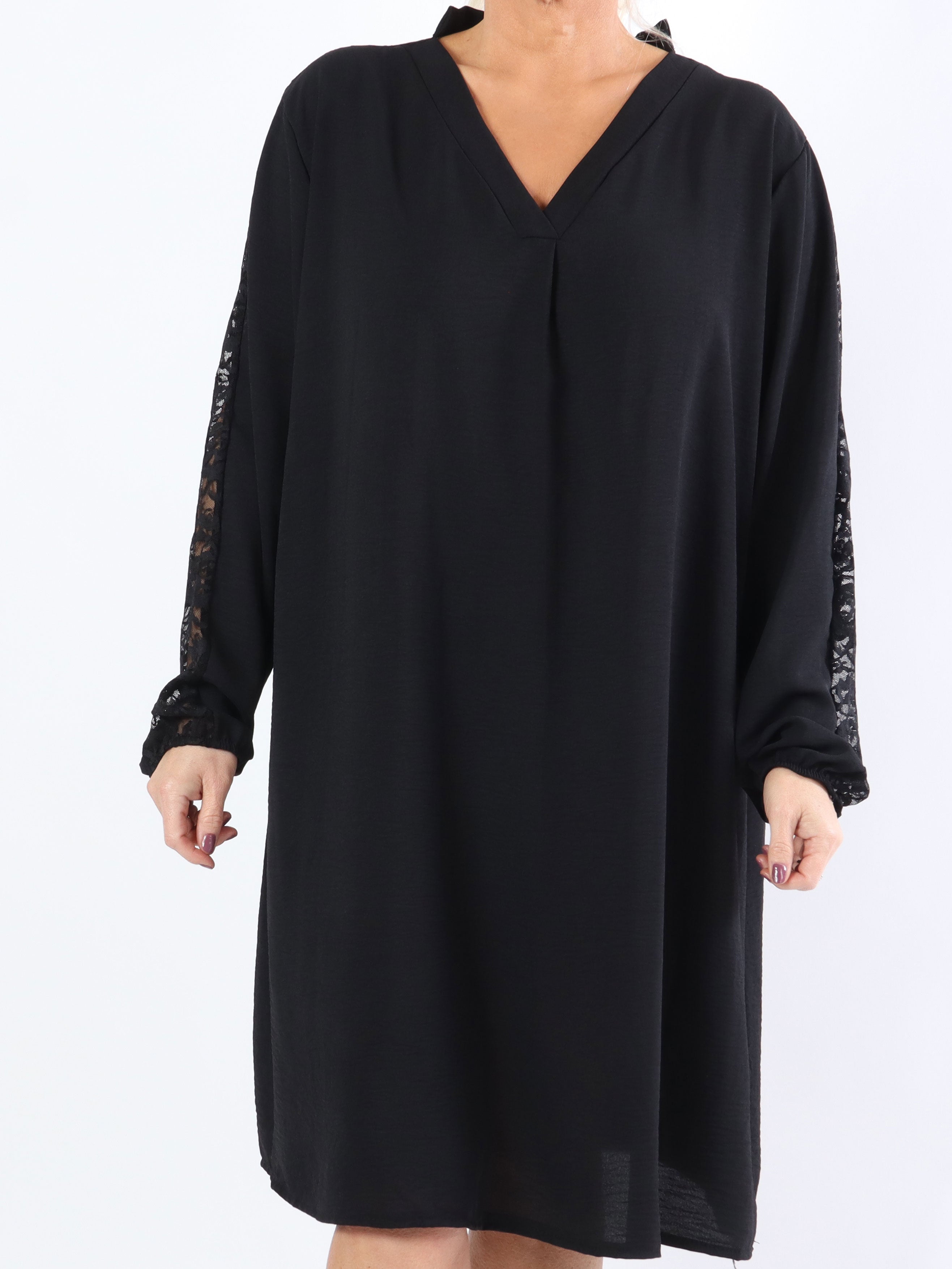 Carmen - Plus size klänning med vacker spets i ryggen och ärmar